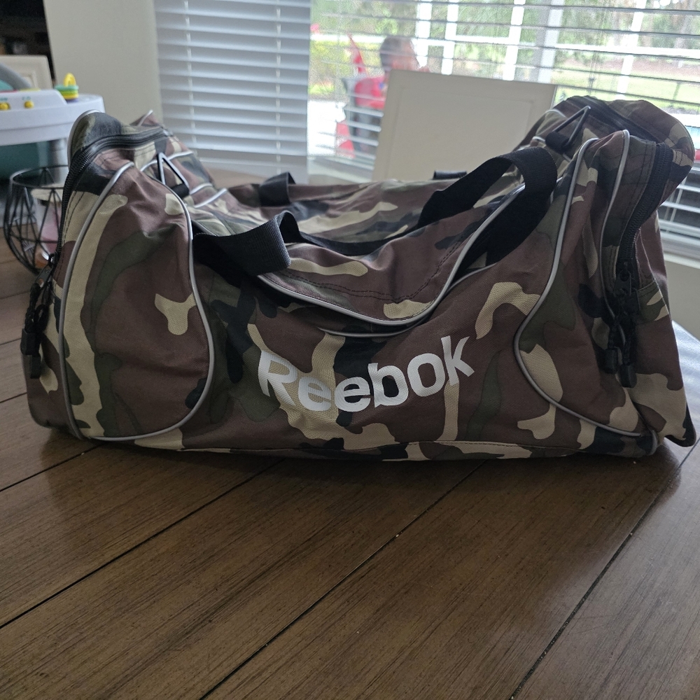 Reebok Duffel Bag Camo Green Gym Bag ** EUC!! **